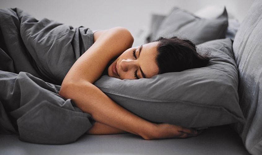 Để có giấc ngủ ngon thì trước khi ngủ hãy uống một ly sữa ấm với mật ong