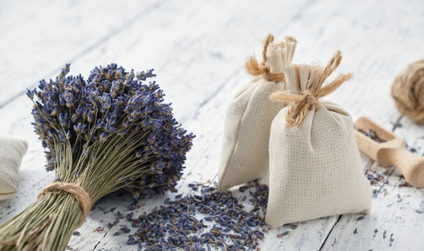 Bạn cũng có thể dùng tinh dầu làm túi thơm