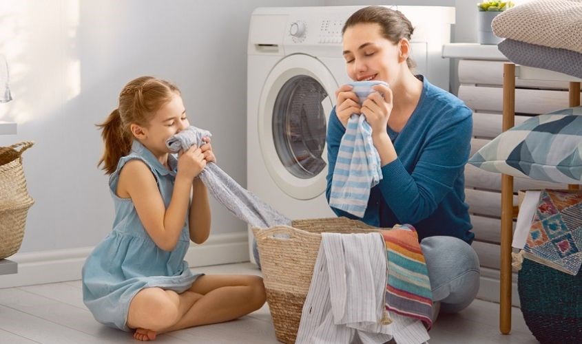 Sử dụng tinh dầu giặt đồ sẽ giúp quần áo có mùi thơm tự nhiên dễ chịu hơn