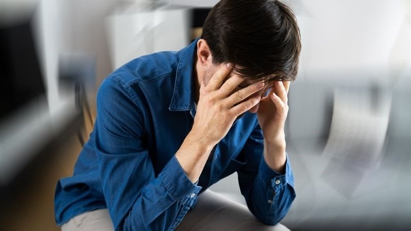 Đau đầu là triệu chứng có thể gặp khi bị sốt cao