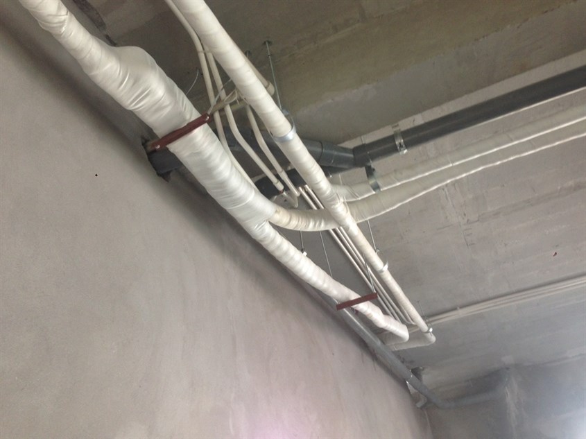 ..Dây ống đồng được lắp trên trần nhà