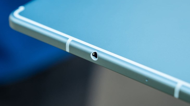 Samsung Galaxy Tab S6 Lite có cổng kết nối jack tai nghe 3.5 mm phục vụ bạn nghe nhạc ở nơi đông người