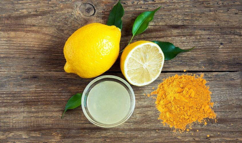 Trị rạn da bằng bột nghệ và nước cốt chanh