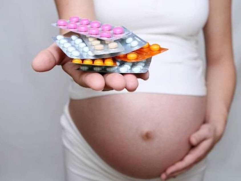 Mẹ nên dùng vitamin tổng hợp đúng liều lượng và không lạm dụng