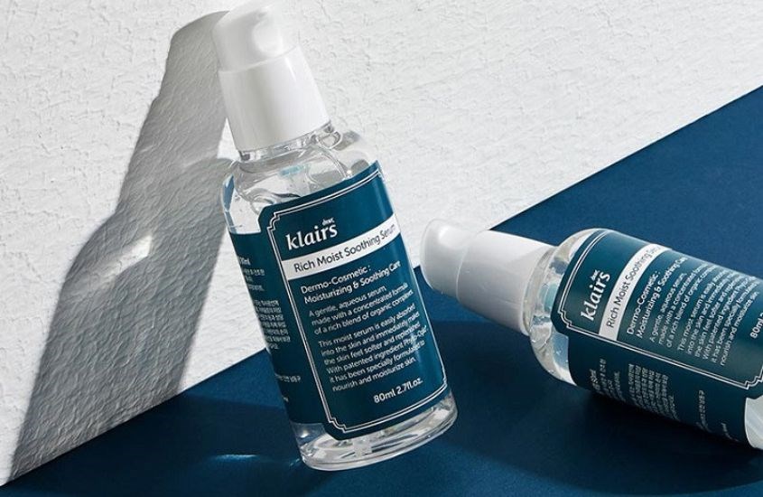 Serum dưỡng ẩm Klairs được đóng gói bằng hộp giấy màu xám