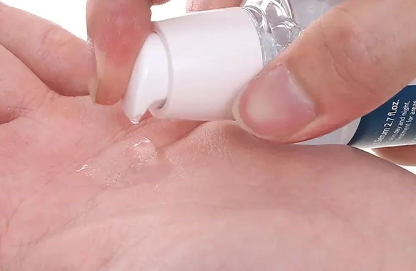 ản phẩm được sản xuất dưới dạng gel trong suốt, có màu trắng nhẹ và hơi sệt