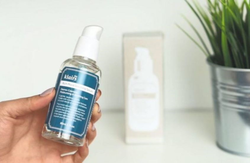 Phần nắp chai hơi lỏng nên nếu không cẩn thận có thể bị bung trong quá trình sử dụng.