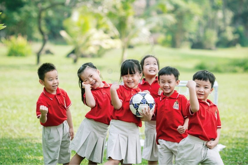 Bé chơi đá banh tại trường mầm non quận Bình Thạnh - WASS