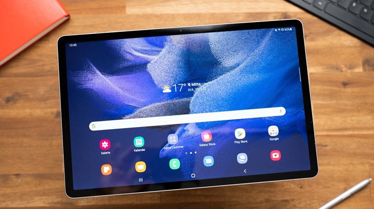 Tablet Samsung Galaxy Tab S7 FE có màn hình rộng đến 12.4 inch cho khung hình rộng và khả năng hiển thị rõ nét, rực rỡ