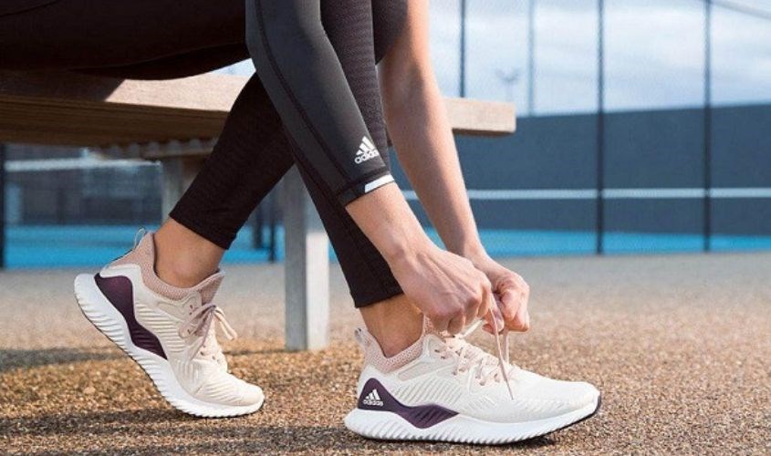 Hạn chế dùng chung giày với người khác