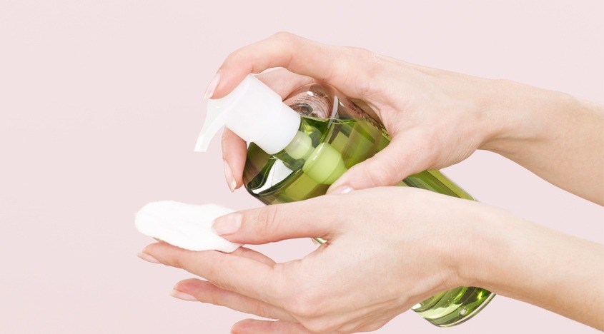 Dầu tẩy trang làm sạch sâu bụi bẩn và lớp trang điểm nhẹ