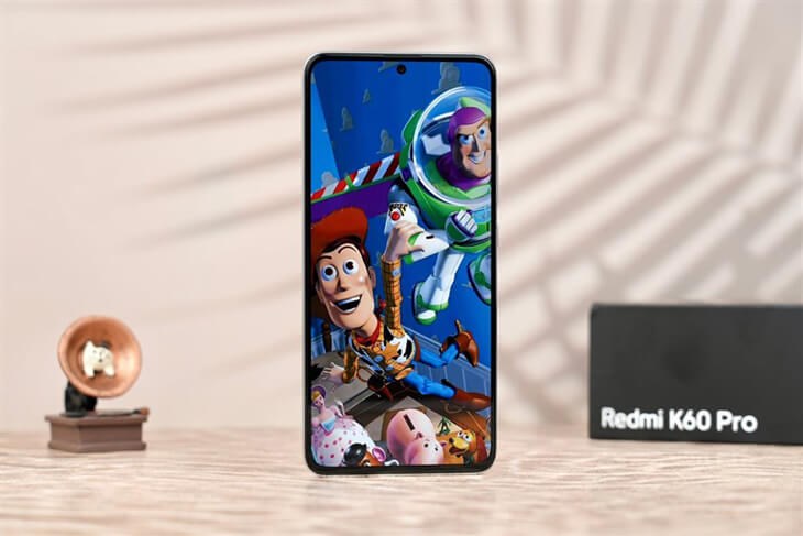 Redmi K60 Pro sử dụng màn hình OLED cho chất lượng hiển thị sắc nét với độ sáng cao