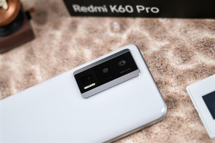 Mặt lưng của Redmi K60 Pro điểm lên bởi kim loại nhám tạo vẻ cứng cáp cho sản phẩm