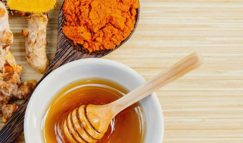 Uống tinh bột nghệ và mật ong giúp làm đẹp da
