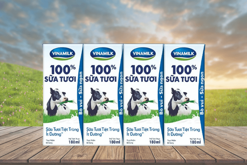 Dùng sữa tươi làm sinh tố dâu tây cho bé kích thích ăn ngon