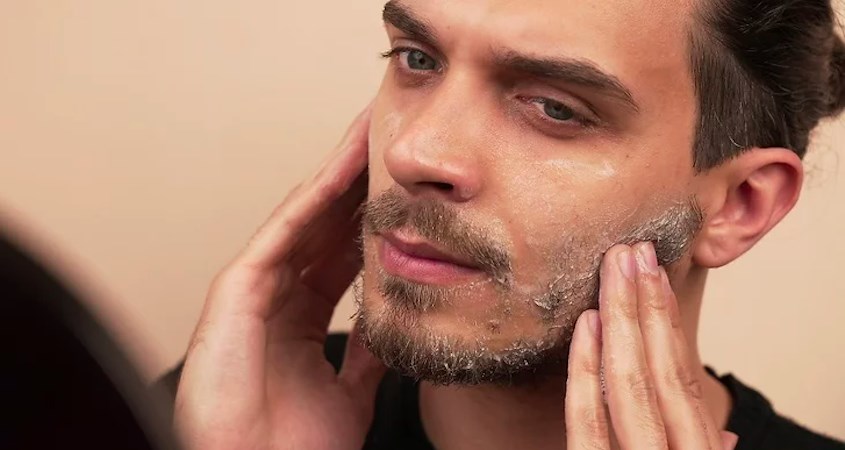 Bôi sản phẩm làm mềm râu trước khi cạo để quá trình cạo dễ dàng hơn Bôi sản phẩm làm mềm râu trước khi cạo để quá trình cạo dễ dàng hơn