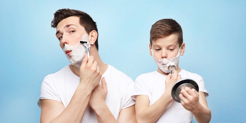 Tiến hành cạo râu một cách từ tốn và chậm rãi Tiến hành cạo râu một cách từ tốn và chậm rãi