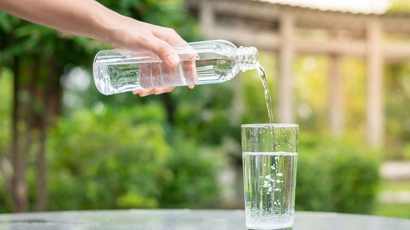 Uống nhiều nước giúp bạn giảm cảm giác thèm ăn