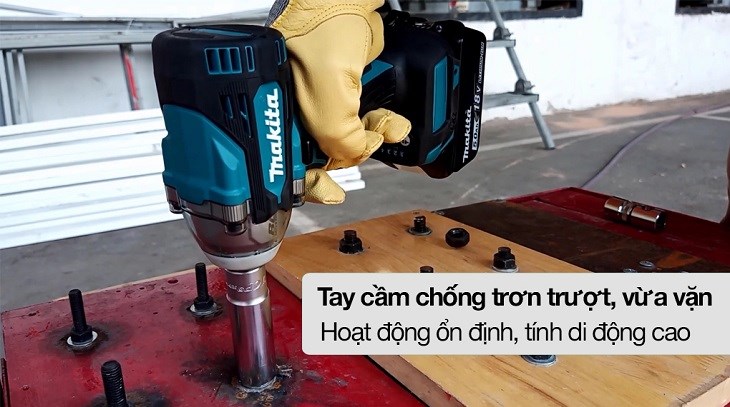 Máy siết bu lông pin Makita DTW300Z 18V có tay cầm được bọc đệm cao su, chống trơn trượt