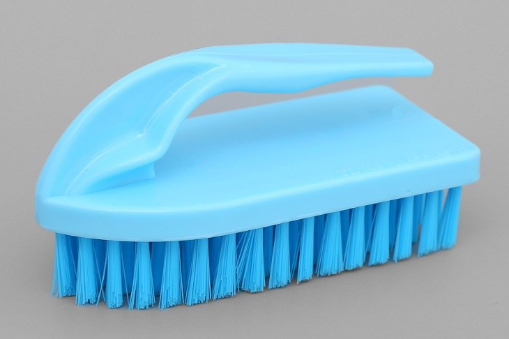 Bàn chải mặt rộng giúp chà hiệu quả các bề mặt sàn