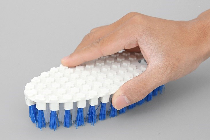 Bàn chải nhựa lông cước hình bầu dục Tashuan YJ-797 sở hữu thiết kế gọn gàng, tay cầm có vân chống trơn trượt