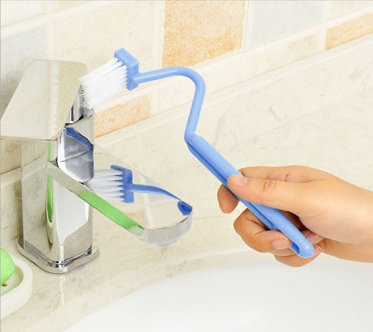 Bàn chải dáng bồ cào giúp len lỏi đến mọi ngóc ngách trong bồn cầu
