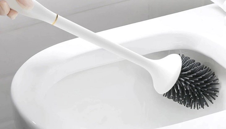 Để cọ rửa toilet bạn nên mua bàn chải có tay cầm dài