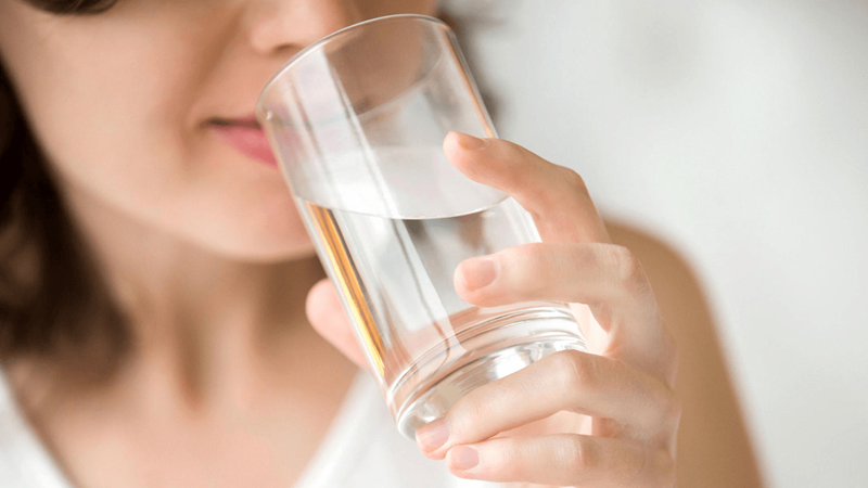 Uống nước sẽ giúp pha loãng lượng cồn đang dư trong máu
