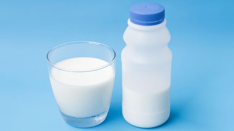 Uống sữa trước khi uống bia rượu sẽ giúp làm chậm quá trình hấp thu cồn