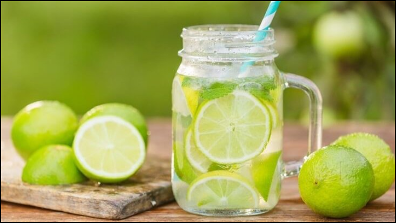 Nước chanh được xem là một chất giúp hỗ trợ giảm triệu chứng đầy bụng, khó tiêu.