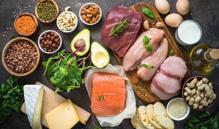 Protein có nhiều trong các loại hạt, thịt, trứng và sữa