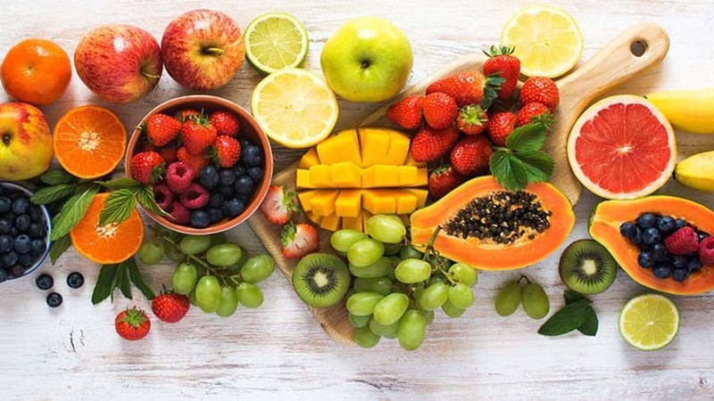 Bạn có thể thử thay thế bánh kẹo bằng những loại trái cây chứa nhiều vitamin tốt cho sức khỏe