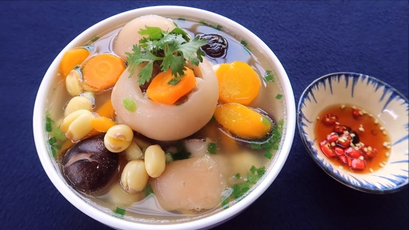 Món canh măng chân giò khoảng 700 - 800kcal