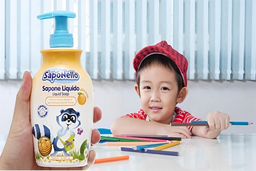 Sau khi làm đồ chơi bằng lá dừa bé vệ sinh tay bằng Sữa rửa tay SapoNello 