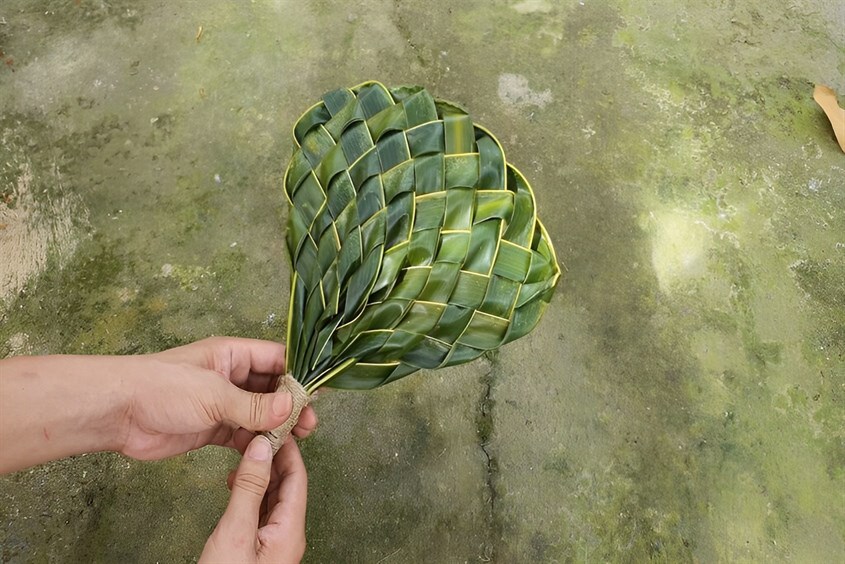 Cách làm đồ chơi bằng lá dừa thành cái quạt