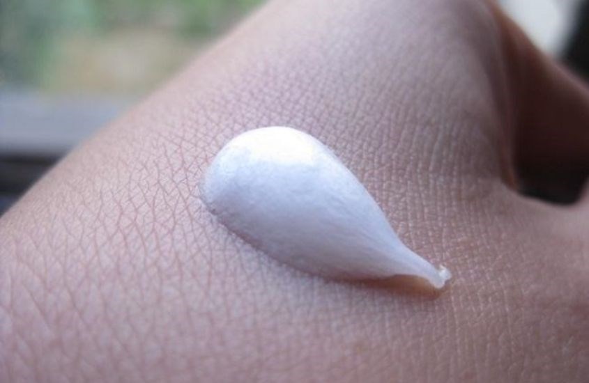 Sản phẩm có, kết cấu dạng gel, màu trắng sữa