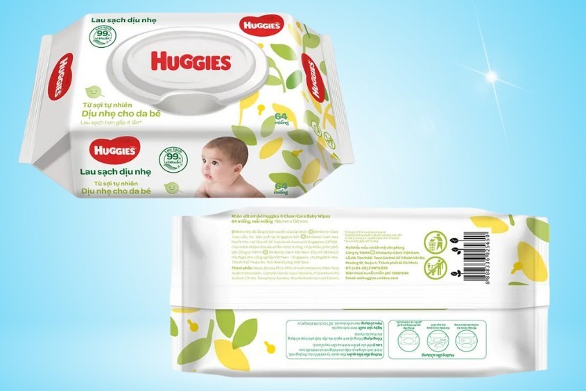 Sau khi làm đồ chơi từ thùng sữa, bé lau tay bằng khăn ướt em bé Huggies Gold Gentle Care