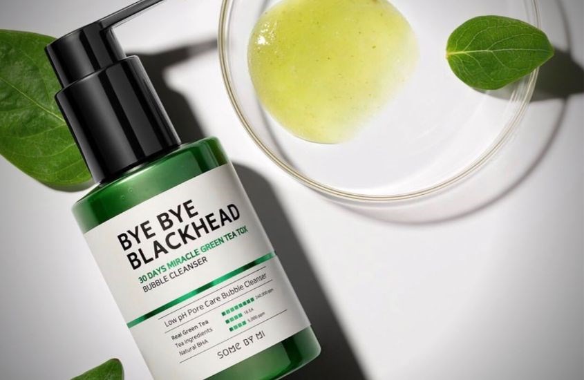 Sữa rửa mặt Some By Mi Bye Bye Blackhead có kết cấu dạng gel, tạo bọt tốt