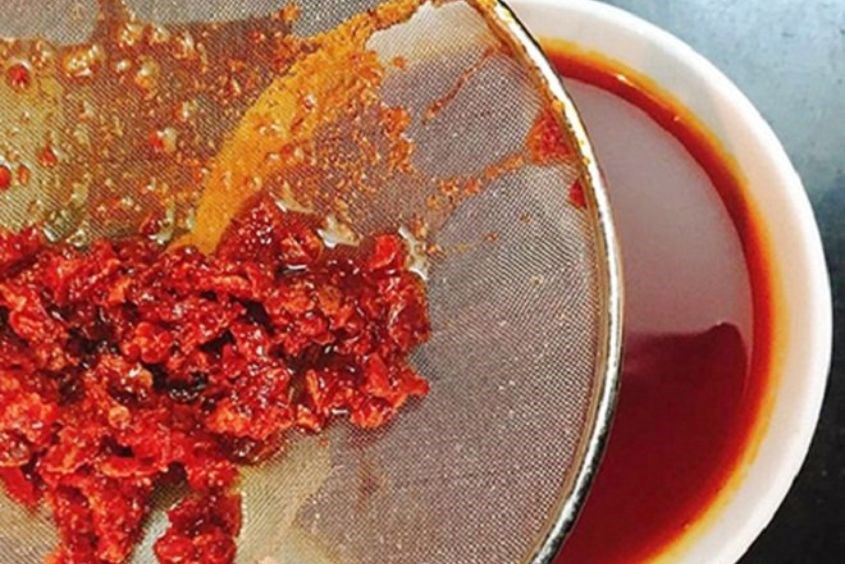 Lọc lấy cặn bã ra khỏi dầu gấc