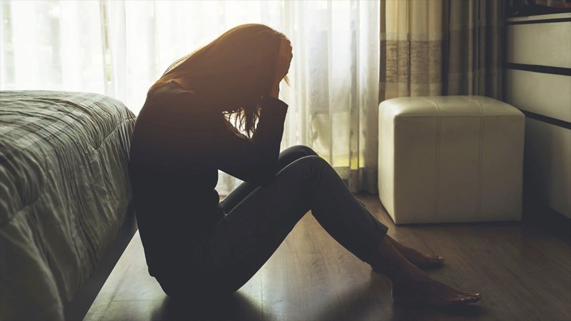 Cảm giác xấu hổ và chán nản kéo dài có thể khiến người bệnh trầm cảm