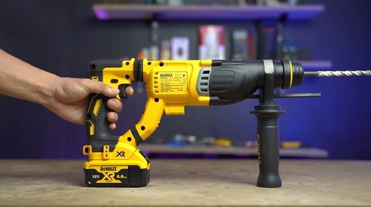 Máy khoan bê tông pin Dewalt DCH263KN-KR 18V có kiểu dáng mạnh mẽ với gam màu vàng nổi bật