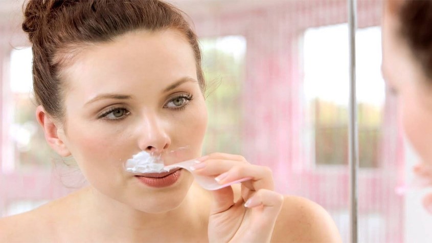 Sử dụng các loại kem tẩy lông mặt chuyên dụng để loại bỏ lông vùng mặt 