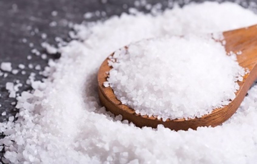 Làm trắng răng bằng muối có thể trị hôi miệng và chống sâu răng