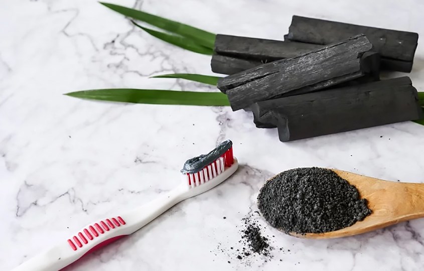Dùng than hoạt tính kết hợp với kem đánh răng hằng ngày