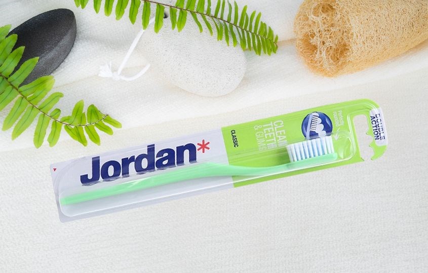 Bàn chải đánh răng Jordan Classic lông cứng vừa - Màu ngẫu nhiên