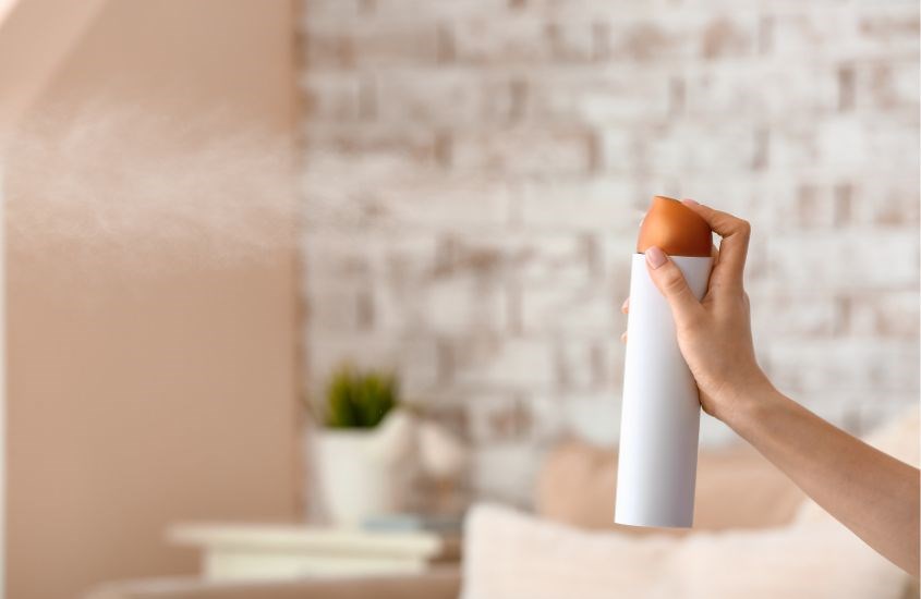 Nên mở cửa thông thoáng trước khi sử dụng xịt phòng