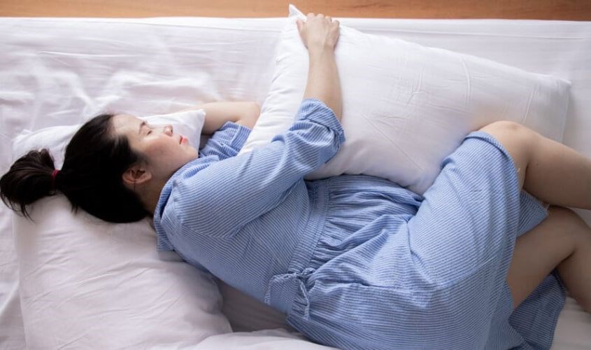 Ngủ đúng tư thế giúp giảm nguy cơ thai nhi bị dây rốn quấn cổ