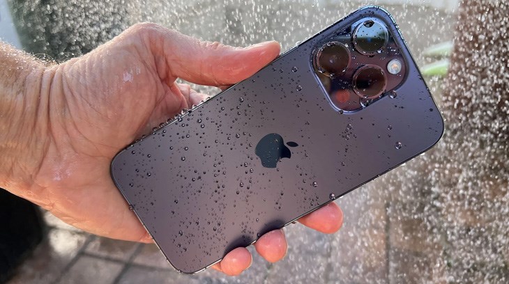 Bạn có thể yên tâm mang theo iPhone 14 Series khi đi trong trời mưa