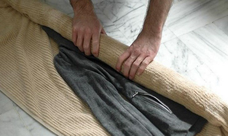 Cuộn áo trong khăn lông rồi vắt trước khi phơi, giúp đồ nhanh khô
