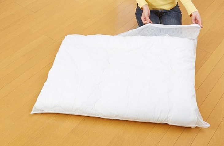 Soft blankets can be stored in a nylon bag with a moisture-proof packet to reduce odors caused by moisture